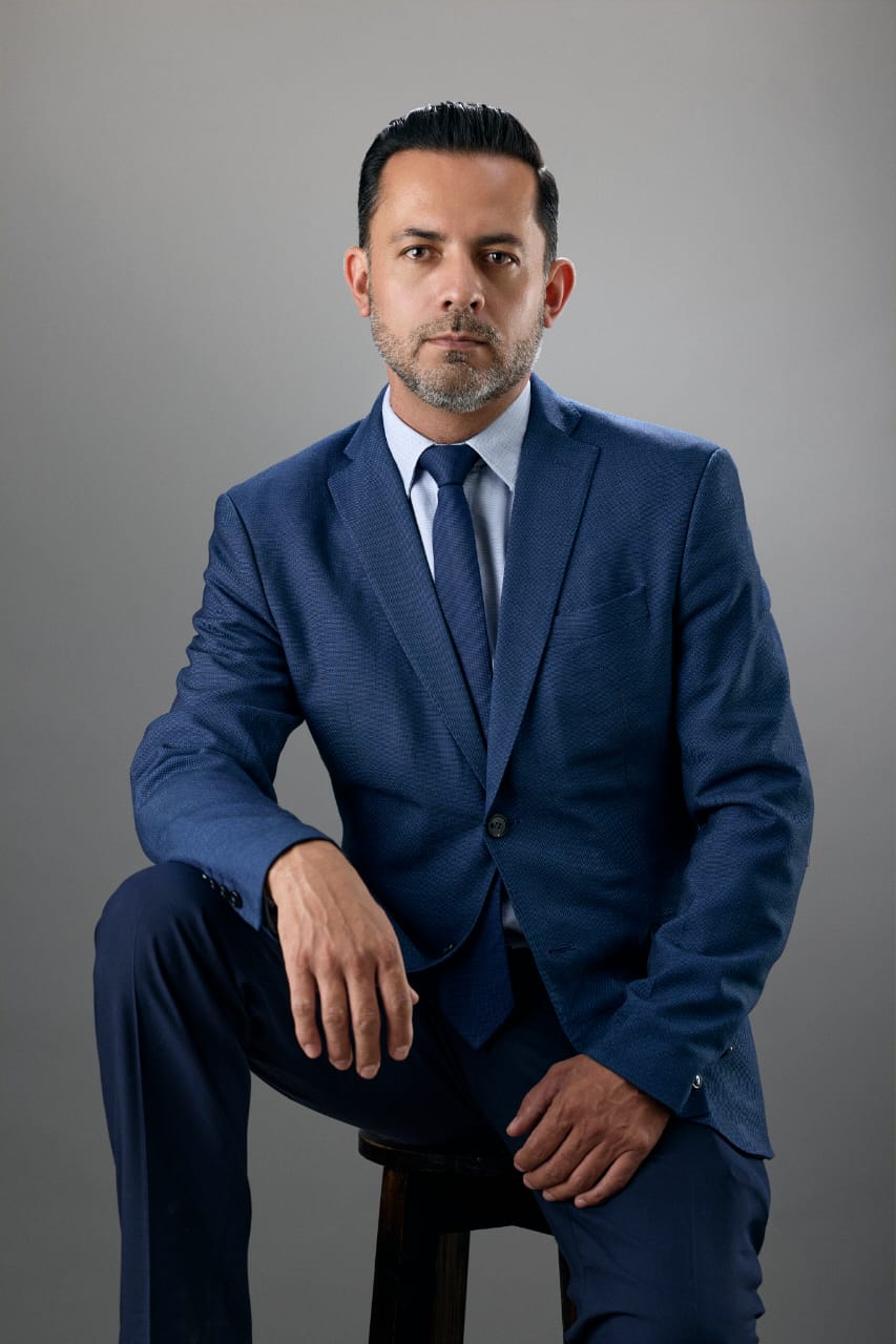 Dr. Juan Pablo Gálvez con traje azul